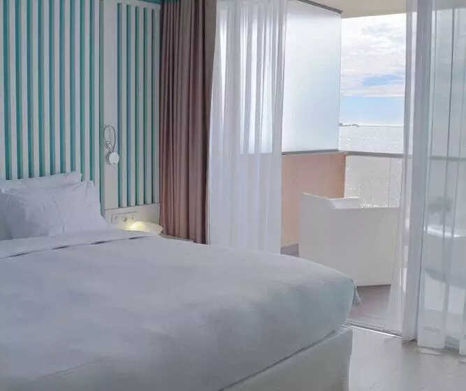 اتاق خانوادگی با چشمانداز دریا, Radisson Blu Resort & Spa, Ajaccio Bay
