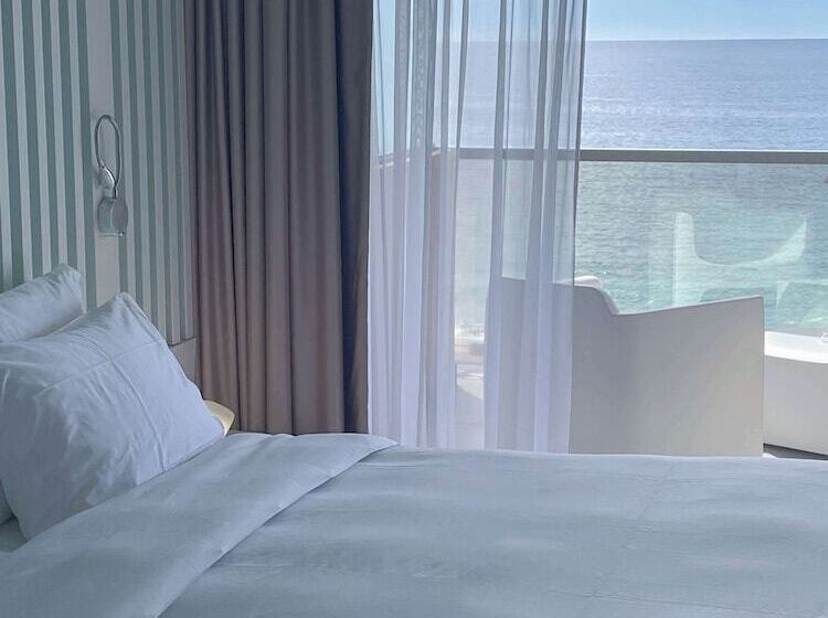 اتاق پرمیوم با چشم‌انداز دریا, Radisson Blu Resort & Spa, Ajaccio Bay