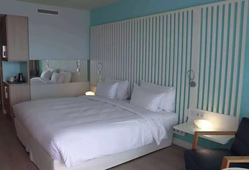 اتاق سوپریور با چشمانداز دریا و بالکن, Radisson Blu Resort & Spa, Ajaccio Bay