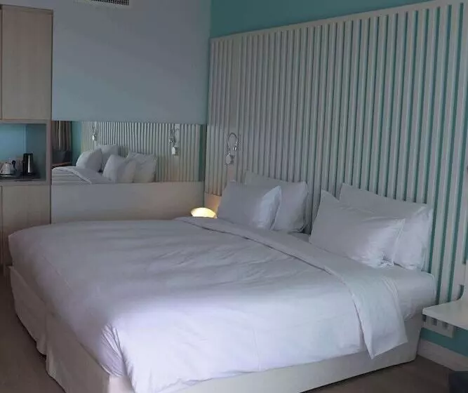 اتاق سوپریور با چشمانداز دریا و بالکن, Radisson Blu Resort & Spa, Ajaccio Bay