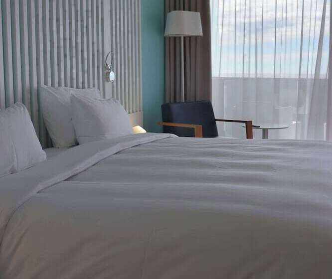 اتاق سوپریور با چشم‌انداز دریا و بالکن, Radisson Blu Resort & Spa, Ajaccio Bay