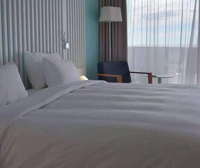اتاق سوپریور با چشمانداز دریا و بالکن, Radisson Blu Resort & Spa, Ajaccio Bay
