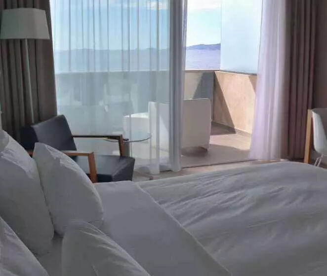 اتاق سوپریور با چشمانداز دریا و بالکن, Radisson Blu Resort & Spa, Ajaccio Bay