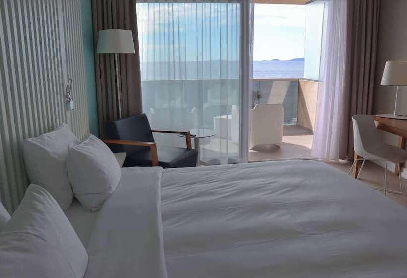 اتاق سوپریور با چشم‌انداز دریا و بالکن, Radisson Blu Resort & Spa, Ajaccio Bay