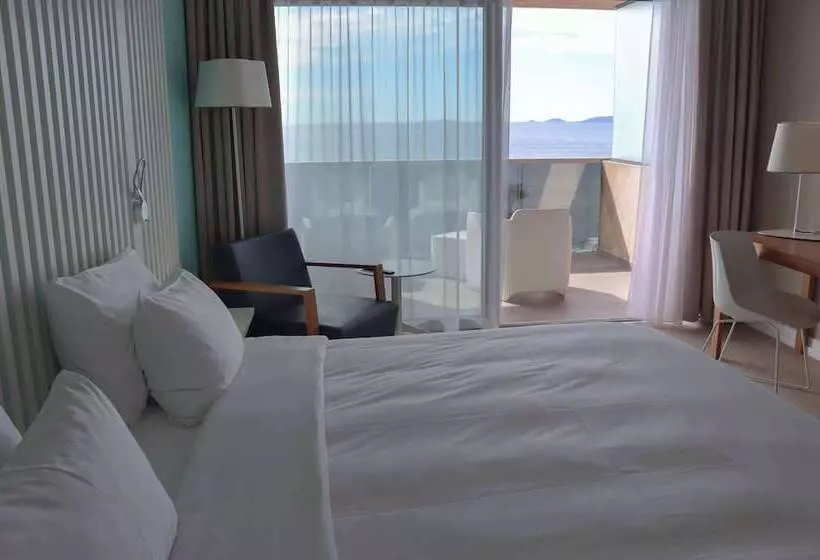 اتاق سوپریور با چشمانداز دریا و بالکن, Radisson Blu Resort & Spa, Ajaccio Bay