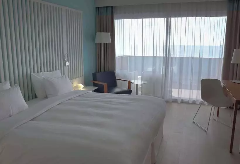 اتاق سوپریور با چشمانداز دریا و بالکن, Radisson Blu Resort & Spa, Ajaccio Bay