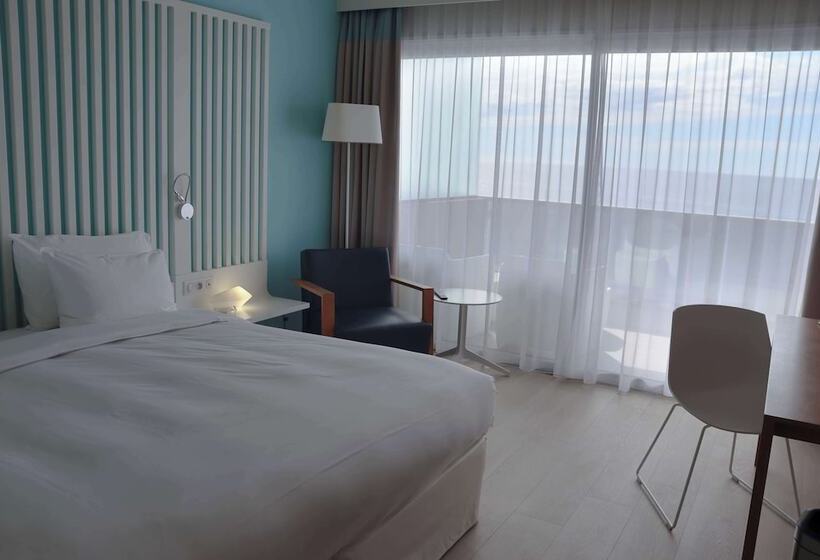 اتاق سوپریور با چشم‌انداز دریا و بالکن, Radisson Blu Resort & Spa, Ajaccio Bay