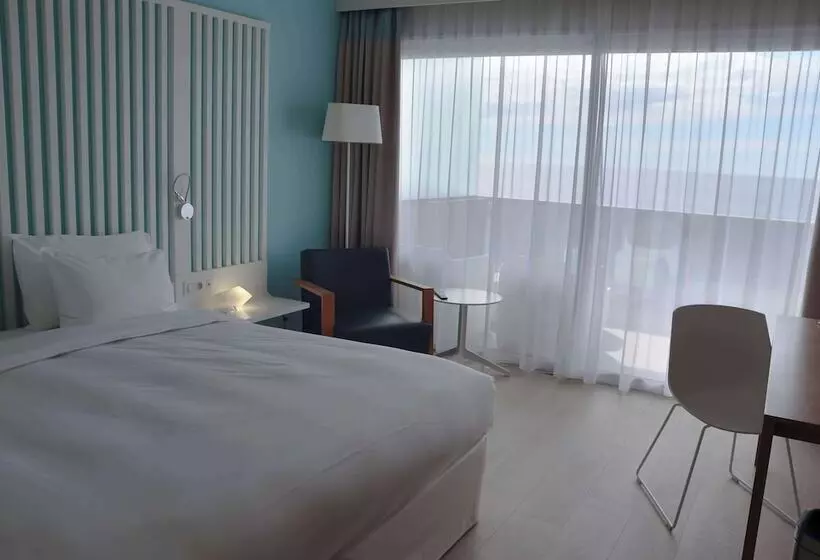 اتاق سوپریور با چشمانداز دریا و بالکن, Radisson Blu Resort & Spa, Ajaccio Bay