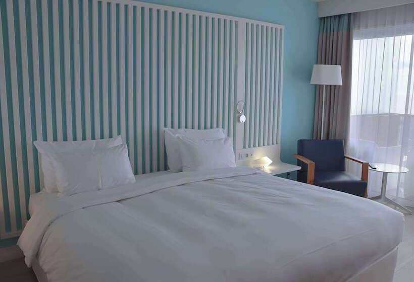 اتاق سوپریور با چشم‌انداز دریا و بالکن, Radisson Blu Resort & Spa, Ajaccio Bay