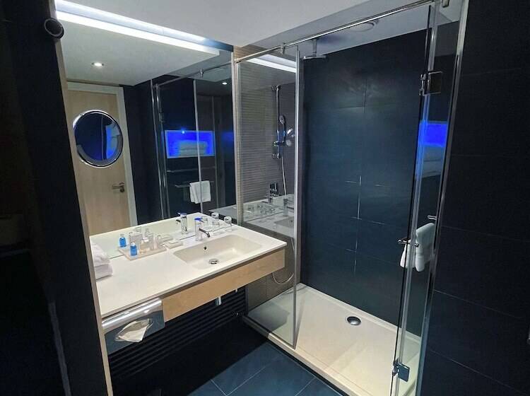 اتاق خانوادگی با چشم‌انداز دریا, Radisson Blu Resort & Spa, Ajaccio Bay