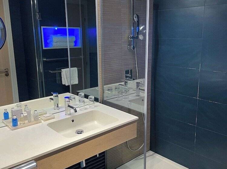 اتاق سوپریور با چشم‌انداز دریا و بالکن, Radisson Blu Resort & Spa, Ajaccio Bay