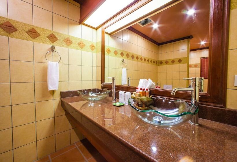 جناح ديلوكس, Royal Phawadee Village Patong   2 Minutes Walk To The Beach