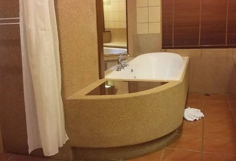 ‫فيلا غرفة نوم واحدة, Royal Phawadee Village Patong   2 Minutes Walk To The Beach