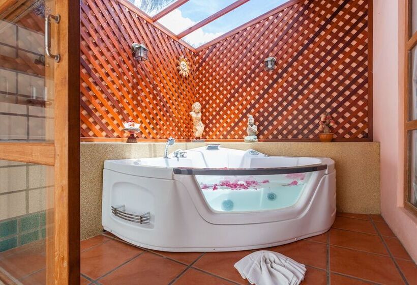 ‫فيلا غرفة نوم واحدة, Royal Phawadee Village Patong   2 Minutes Walk To The Beach