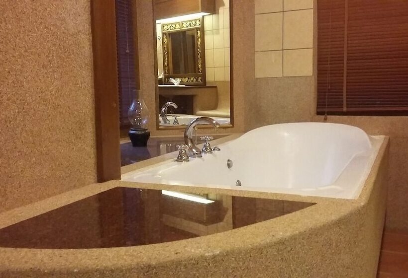 ‫فيلا غرفة نوم واحدة, Royal Phawadee Village Patong   2 Minutes Walk To The Beach