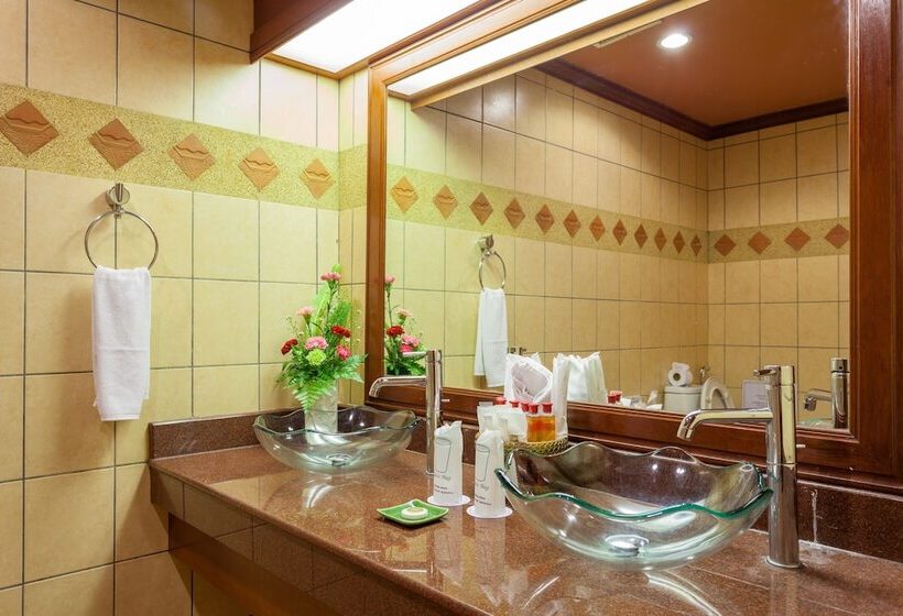 جناح عائلي, Royal Phawadee Village Patong   2 Minutes Walk To The Beach