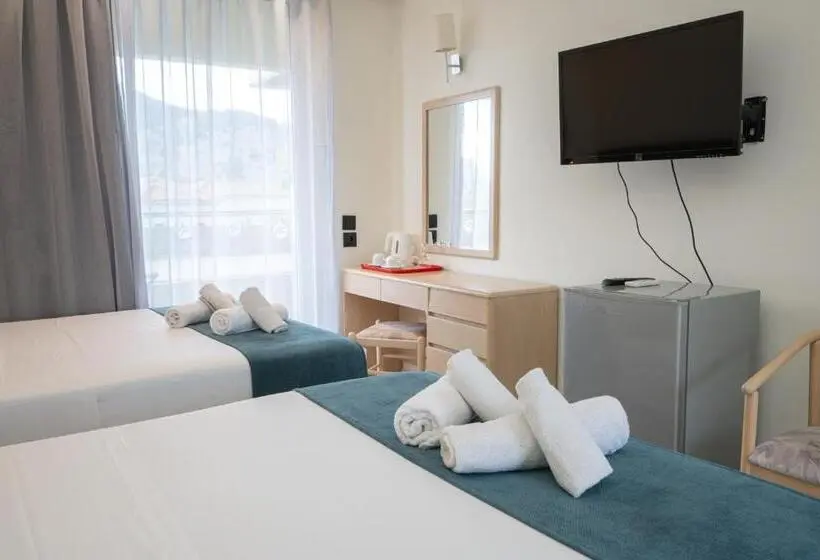 Standard Neljän Hengen Huone, Delfinia Resort   All Inclusive