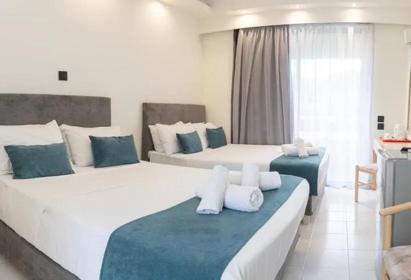 Standard Neljän Hengen Huone, Delfinia Resort   All Inclusive