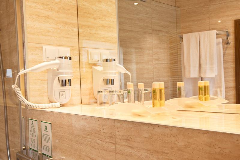 キングサイズベッドのエクゼクティブルーム, Holiday Inn łódź, An Ihg