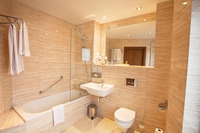 キングサイズベッドのエクゼクティブルーム, Holiday Inn łódź, An Ihg