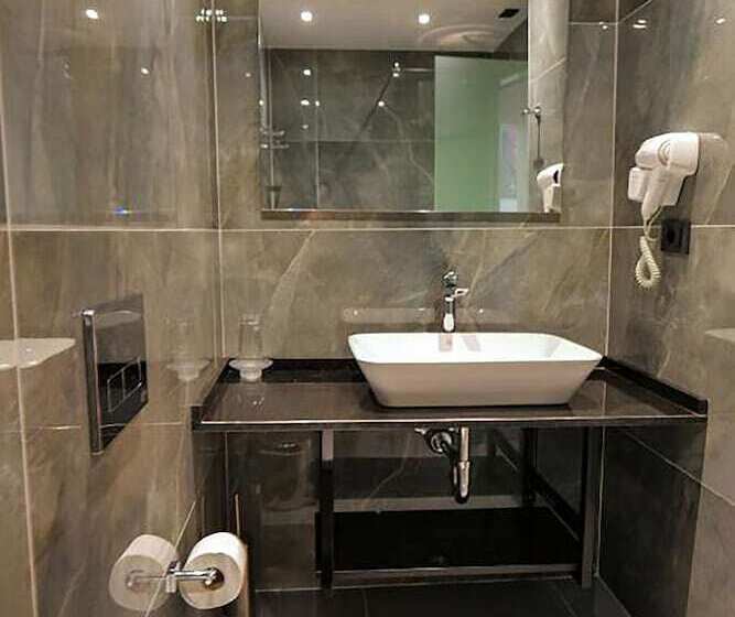 اتاق لوکس با چشم‌انداز دریا, Nertili