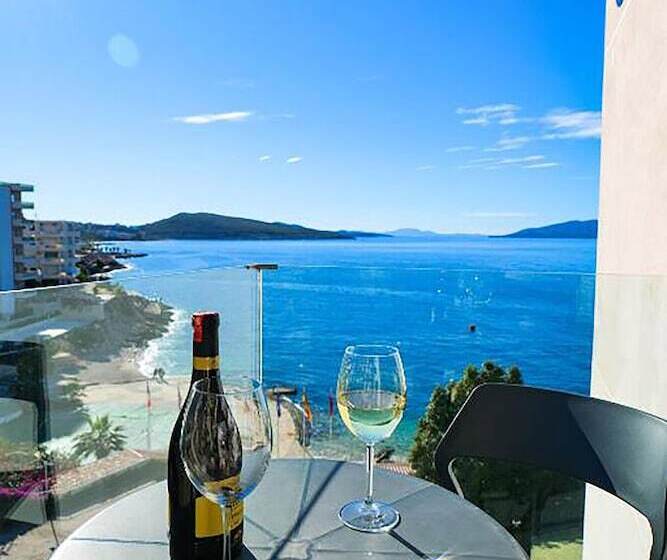 اتاق لوکس با چشم‌انداز دریا, Nertili