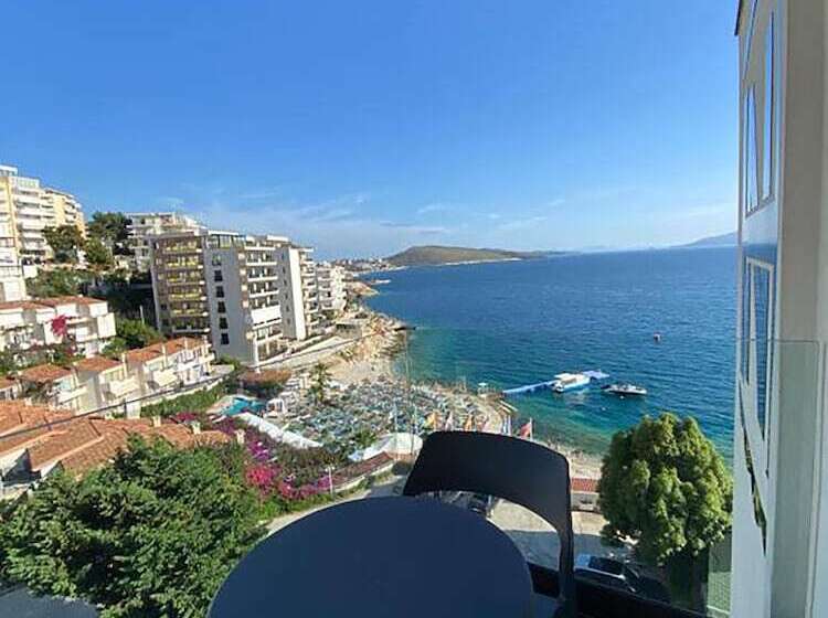 اتاق لوکس با چشم‌انداز دریا, Nertili