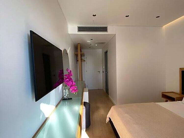 اتاق لوکس با چشم‌انداز دریا, Nertili