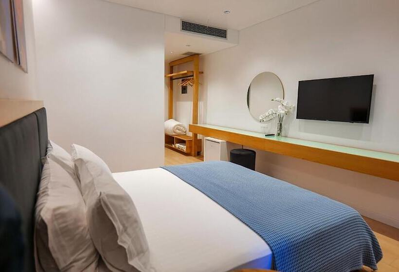 اتاق لوکس با چشم‌انداز دریا, Nertili