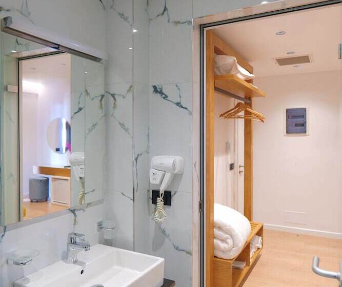 سوییت جونیور با چشم‌انداز جانبی دریا, Nertili