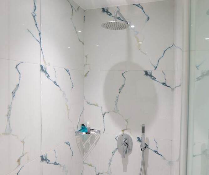 سوییت جونیور با چشم‌انداز جانبی دریا, Nertili