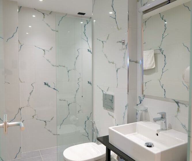 سوییت جونیور با چشم‌انداز جانبی دریا, Nertili