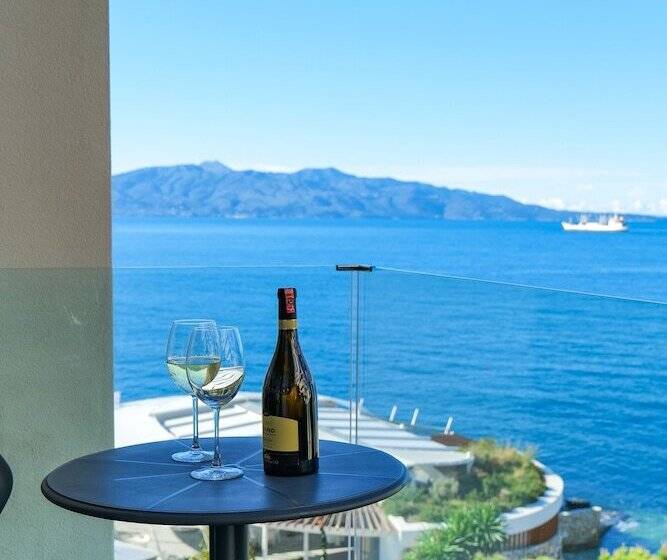 سوییت جونیور با چشم‌انداز جانبی دریا, Nertili