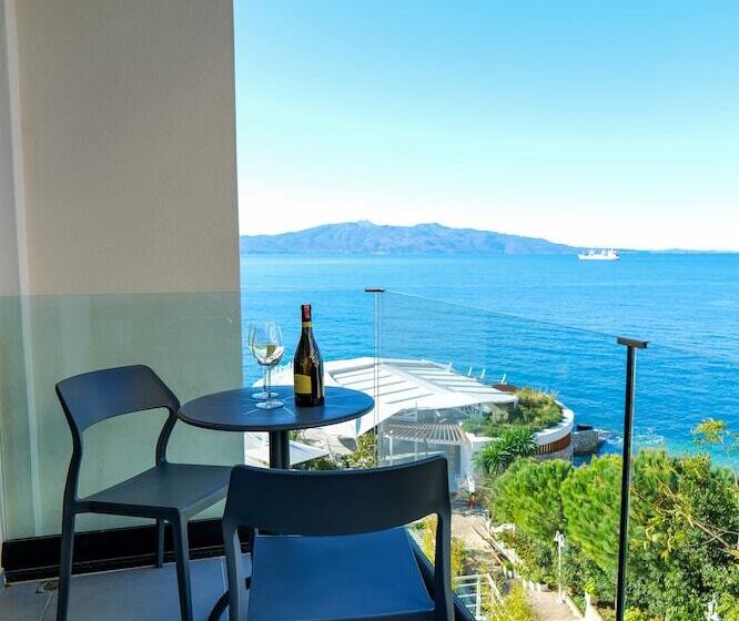 سوییت جونیور با چشم‌انداز جانبی دریا, Nertili