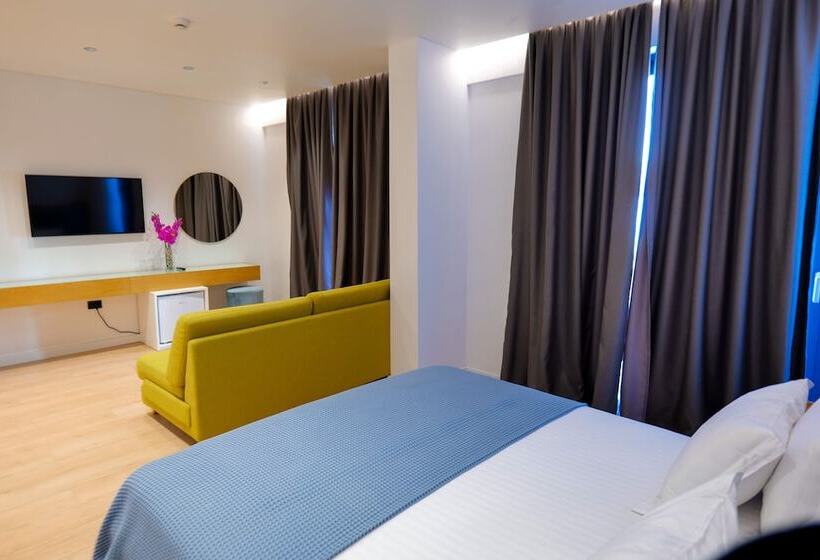 سوییت جونیور با چشم‌انداز جانبی دریا, Nertili