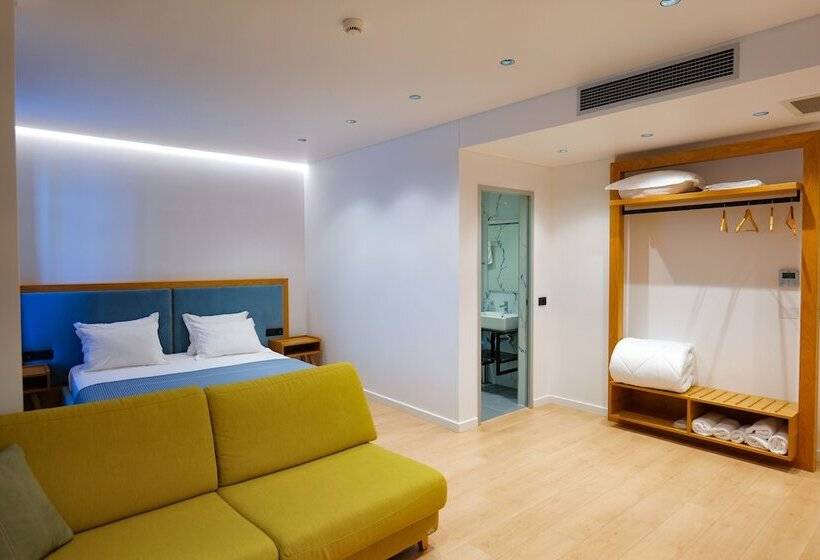 سوییت جونیور با چشم‌انداز جانبی دریا, Nertili