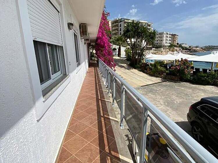 اتاق استاندارد چهارنفره با بالکن, Nertili