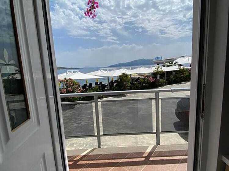 اتاق استاندارد سه تخته با بالکن, Nertili