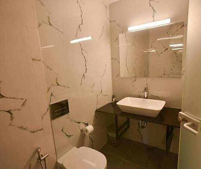 اتاق لوکس با چشم‌انداز باغ, Nertili