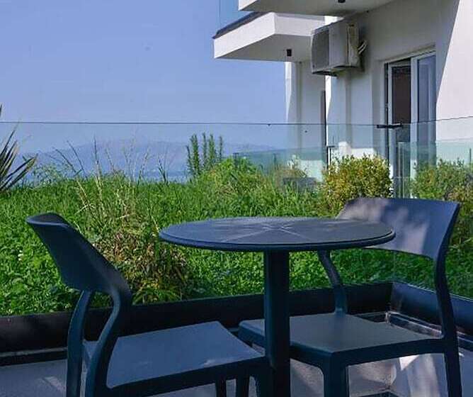 اتاق لوکس با چشم‌انداز باغ, Nertili