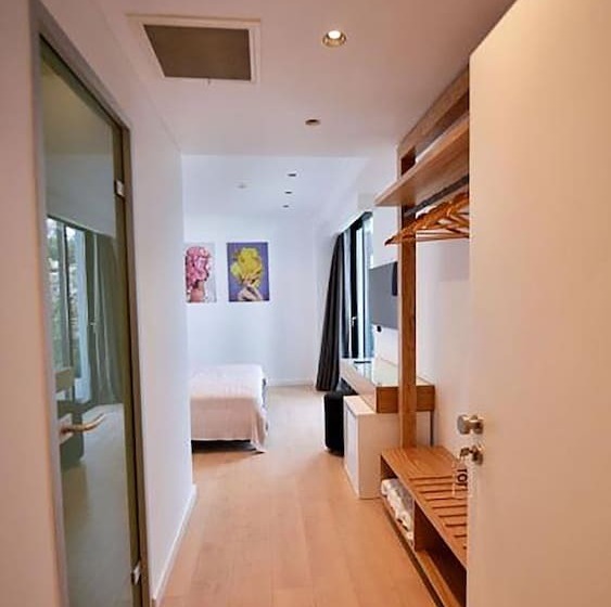 اتاق لوکس با چشم‌انداز باغ, Nertili