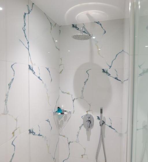 سوییت جونیور با چشم‌انداز جانبی دریا, Nertili