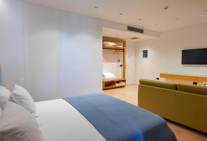 سوییت جونیور با چشم‌انداز جانبی دریا, Nertili