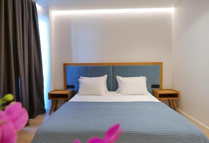 سوییت جونیور با چشم‌انداز جانبی دریا, Nertili