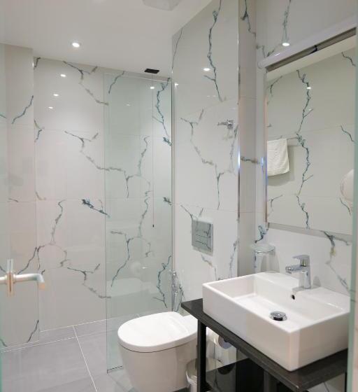 سوییت جونیور با چشم‌انداز جانبی دریا, Nertili