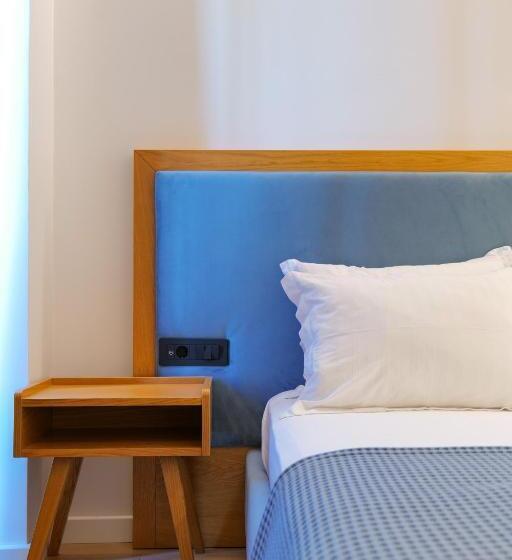 سوییت جونیور با چشم‌انداز جانبی دریا, Nertili