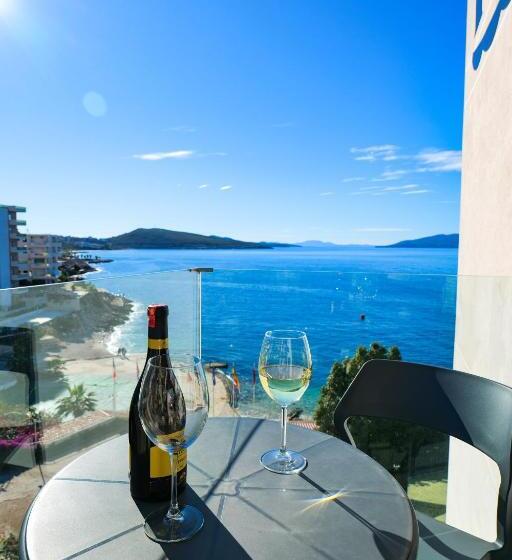 اتاق لوکس با چشم‌انداز دریا, Nertili