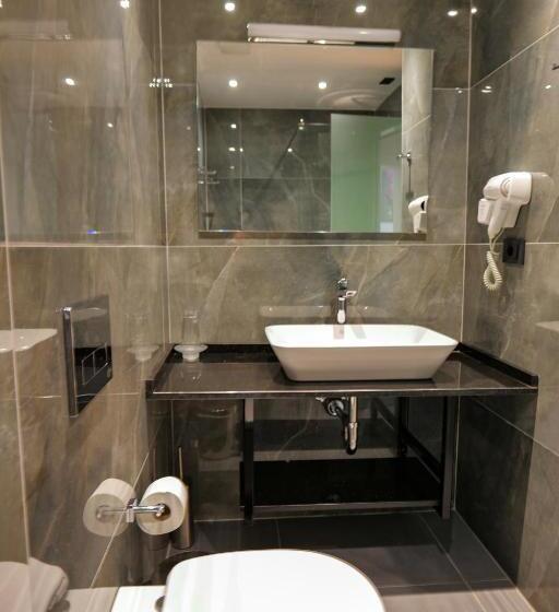 اتاق لوکس با چشم‌انداز دریا, Nertili