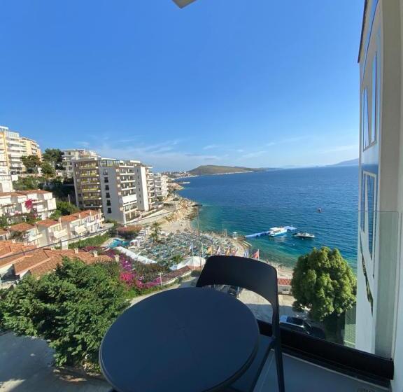 اتاق لوکس با چشم‌انداز دریا, Nertili