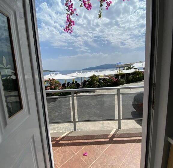 اتاق استاندارد سه تخته با بالکن, Nertili